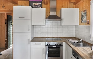 Køleskab, kogeplade, opvaskemaskine, kaffe-/temaskine