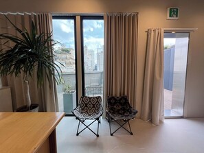 East Suite Terrace | Premium bedding, individually decorated, individually furnished, desk - Upflo Hostel (Seoul)