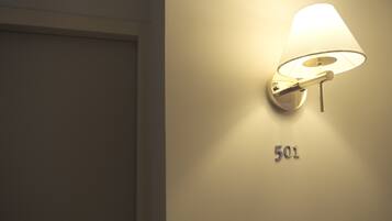 Una lámpara de pared con un accesorio de luz y el número 501.