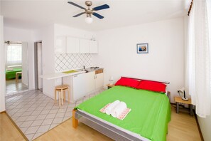 In-room safe, desk, iron/ironing board, free WiFi - Friendly People's Guest House (Zadar)