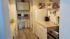 Kühlschrank, Mikrowelle, Ofen, Geschirrspüler