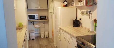 Een koelkast, een magnetron, een oven, een vaatwasser