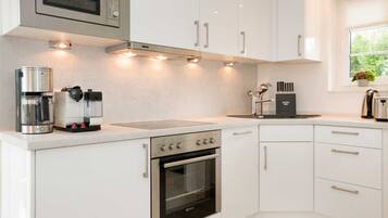 Frigorífico, microondas, horno y lavavajillas