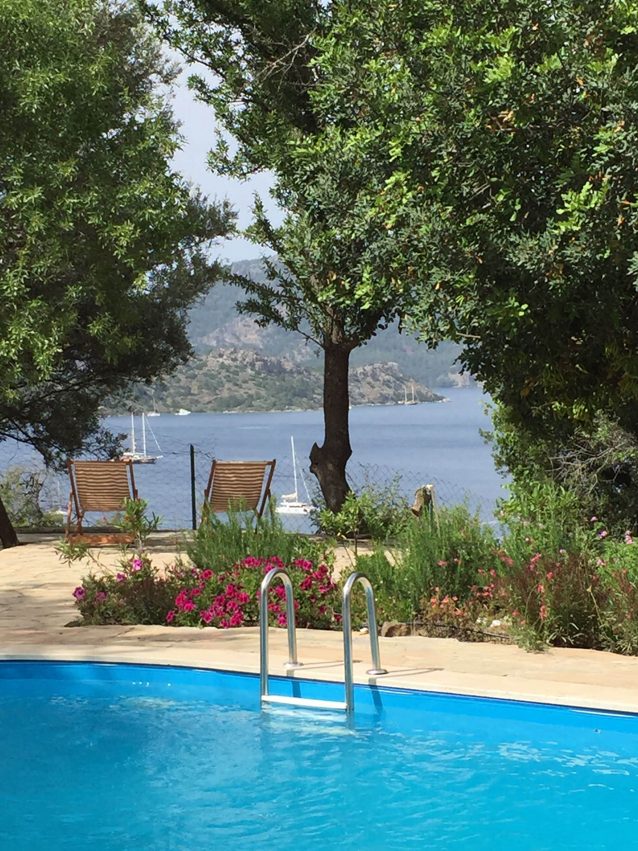 Una piscina al aire libre de temporada