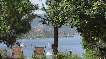 Una piscina al aire libre de temporada