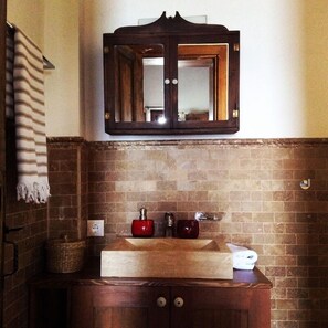 Villa, 3 habitaciones, vistas al mar | Baño | Ducha, secador de pelo, zapatillas y toallas