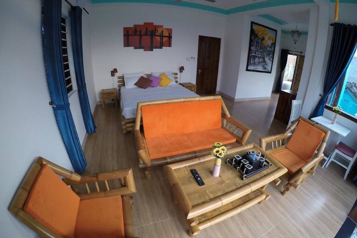 Escritorio, cortinas blackout y tabla de planchar con plancha 