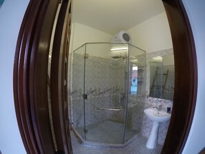 Shower, free toiletries, hair dryer, slippers - Maison Azzurra (Da Nang)