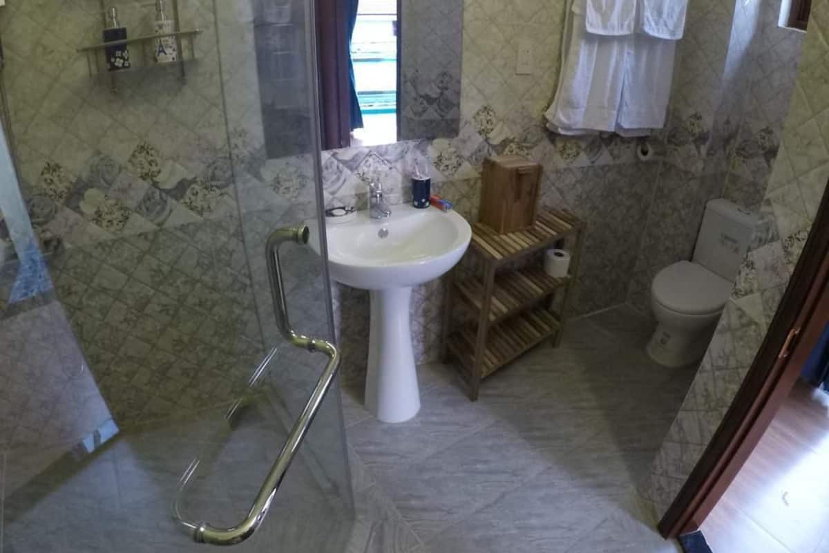 Duş, ücretsiz banyo/kozmetik ürünleri, saç kurutma makinesi, terlik
