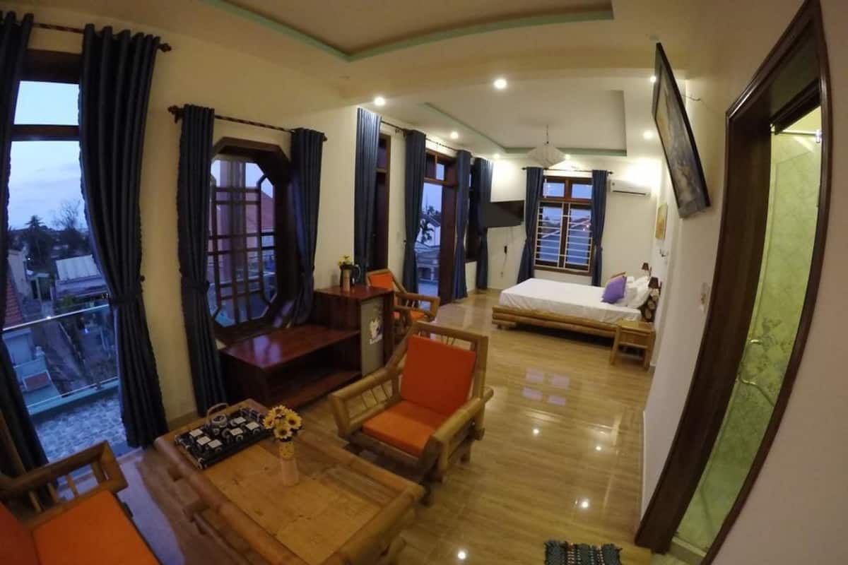 Suite, balcón | Escritorio, cortinas blackout y tabla de planchar con plancha