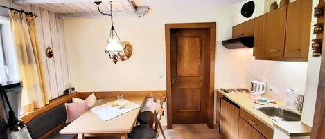 Refrigerador, microondas y periquera