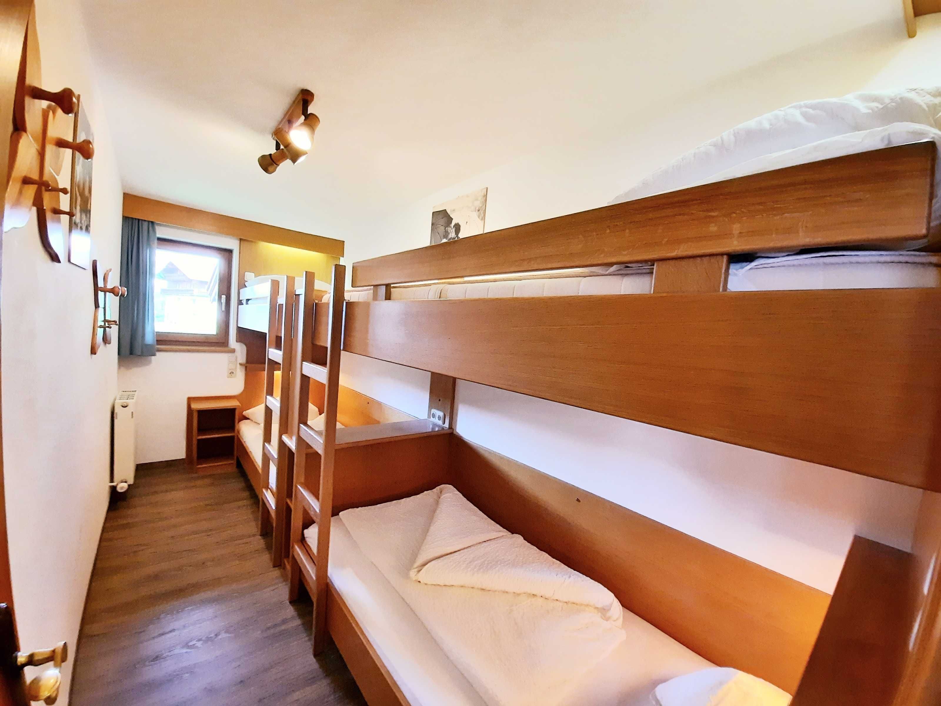 2 多间卧室、客房内保险箱、旅行婴儿床、WiFi