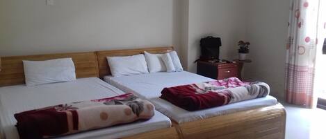Twin Room, 2 Twin Beds | Desk, soundproofing, free WiFi