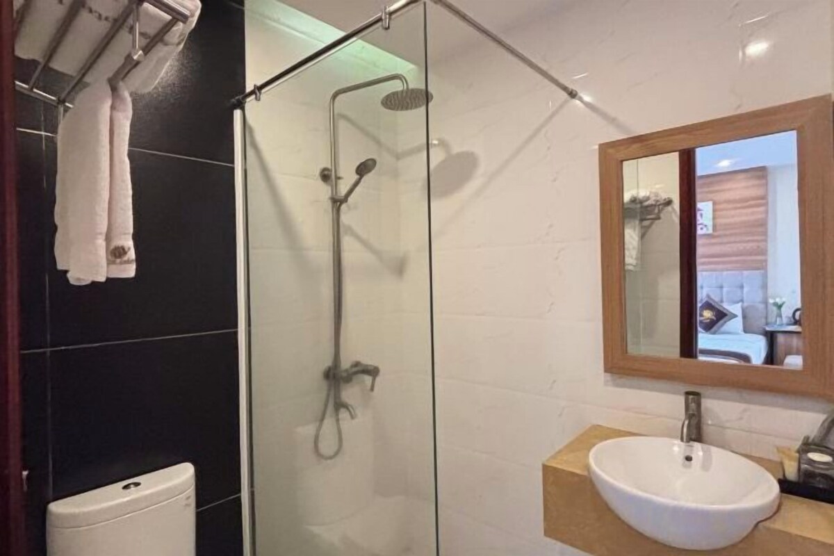 Dusche, kostenlose Toilettenartikel, Haartrockner, Hausschuhe