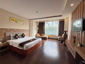 Premier Room, City View | Minibar, in-room safe, desk, soundproofing - Sen Vang Luxury Hotel (Nha Trang)