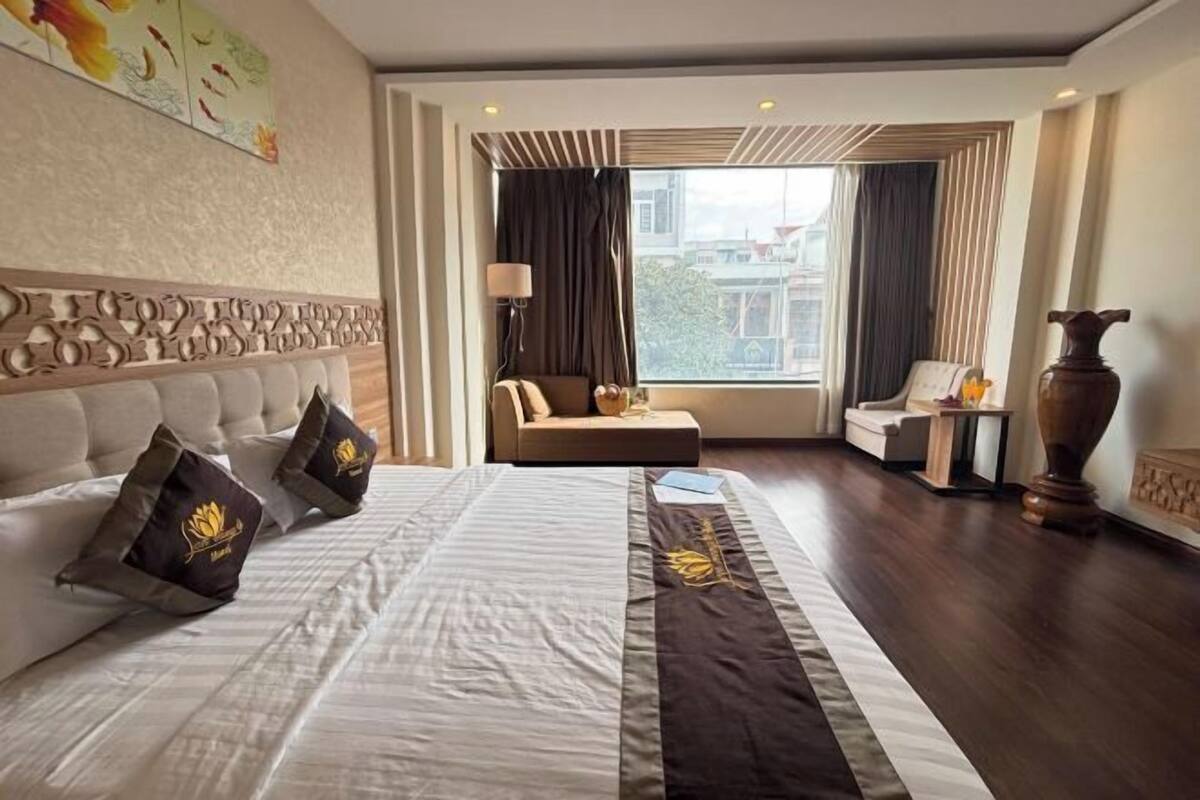 Een minibar, een kluis op de kamer, een bureau, geluiddichte muren