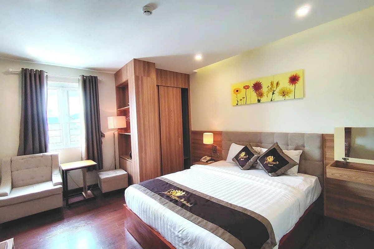 Deluxe Double Room, City View | Minibar, in-room safe, desk, soundproofing