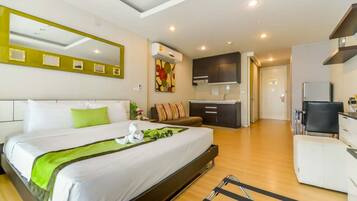 Studio, 1 Queen Bed | In-room safe, blackout curtains, iron/ironing board, free WiFi