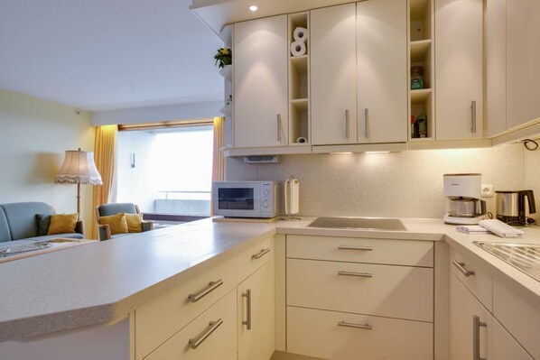 Kühlschrank, Mikrowelle, Ofen, Geschirrspüler