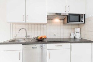 Køleskab, mikrobølgeovn, opvaskemaskine, højstol