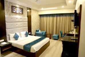 Premium bedding, desk, iron/ironing board, rollaway beds - Hotel Shagun (Dera Bassi)