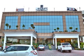 Front of property - Hotel Shagun (Dera Bassi)
