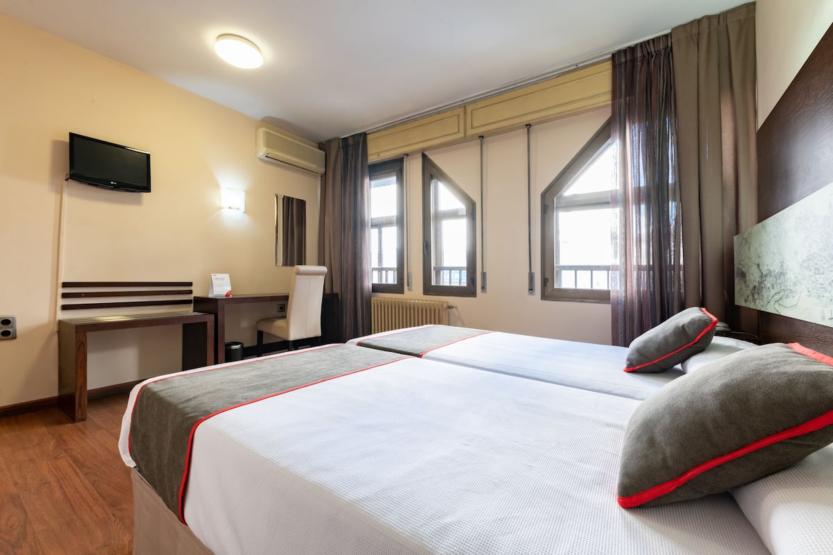 Twin Room | Desk, blackout drapes, soundproofing, iron/ironing board