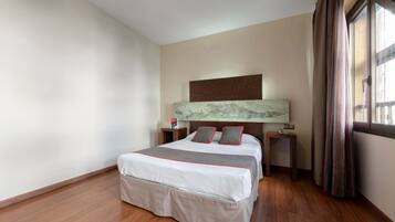 Habitación doble | Escritorio, cortinas opacas, sistema de insonorización