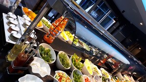 Een buffet met diverse gerechten en toevoegingen.