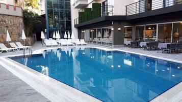 Piscina externa, funciona das 8h às 18h, espreguiçadeiras