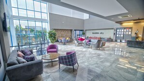 Een ruime lobby met een modern design, met een mix van zitgelegenheden en een zichtbare receptie.