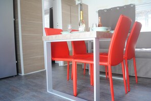 Réfrigérateur, plaque de cuisson, cafetière/bouilloire