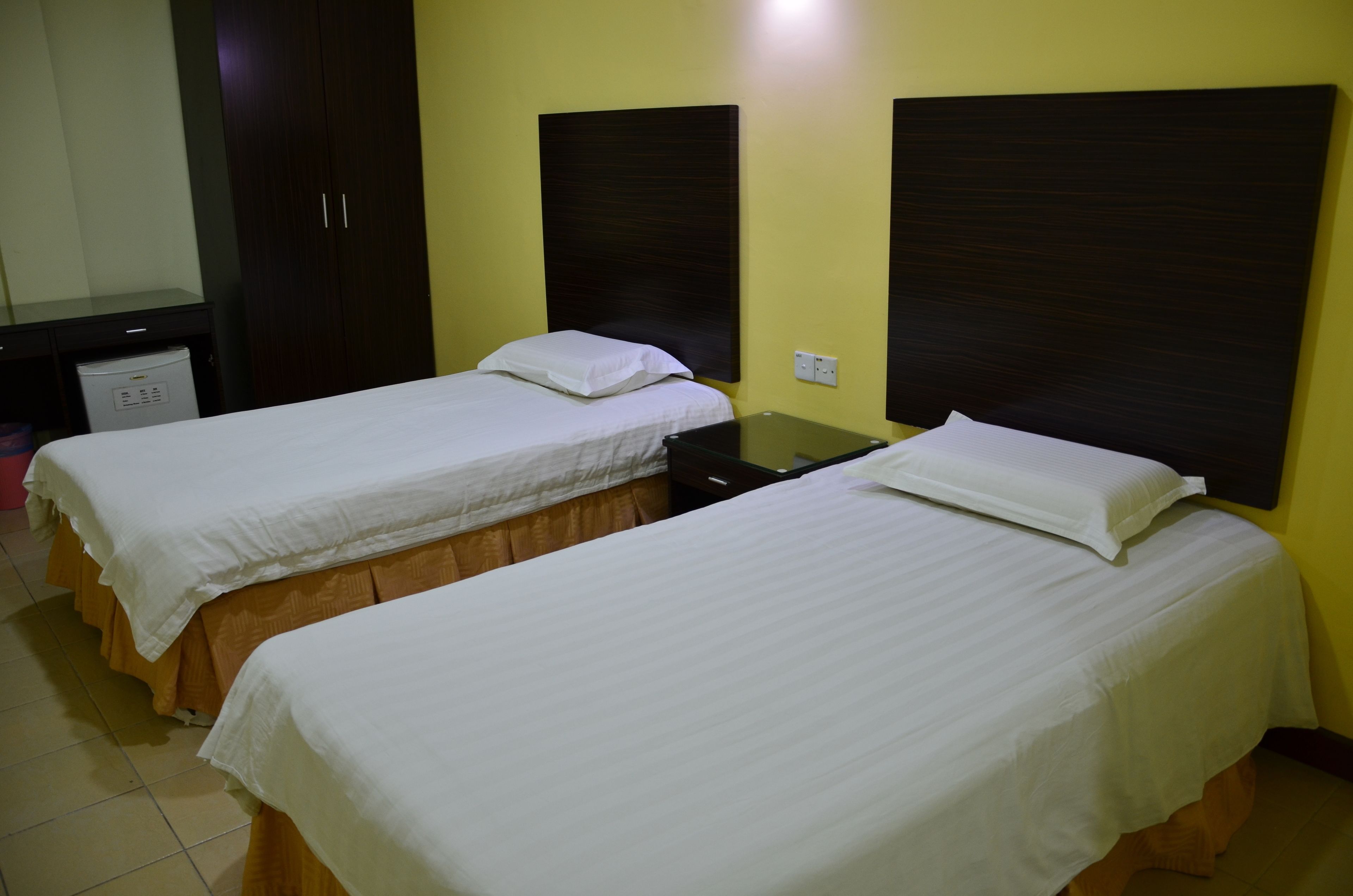 Standard Twin Room | Meja, seterika/papan seterika, Wi-fi percuma, cadar katil 