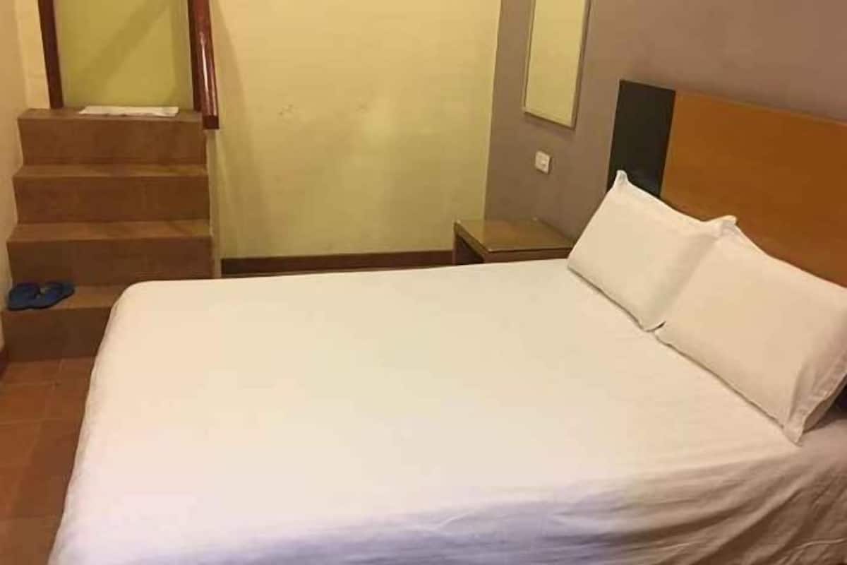 Bureau, fer et planche Ă repasser, Wi-Fi gratuit, draps fournis