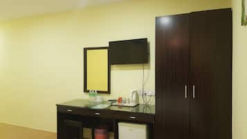 Habitación triple familiar | Escritorio, tabla de planchar con plancha, wifi gratis y ropa de cama