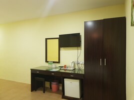 Escritorio, tabla de planchar con plancha, wifi gratis y ropa de cama 