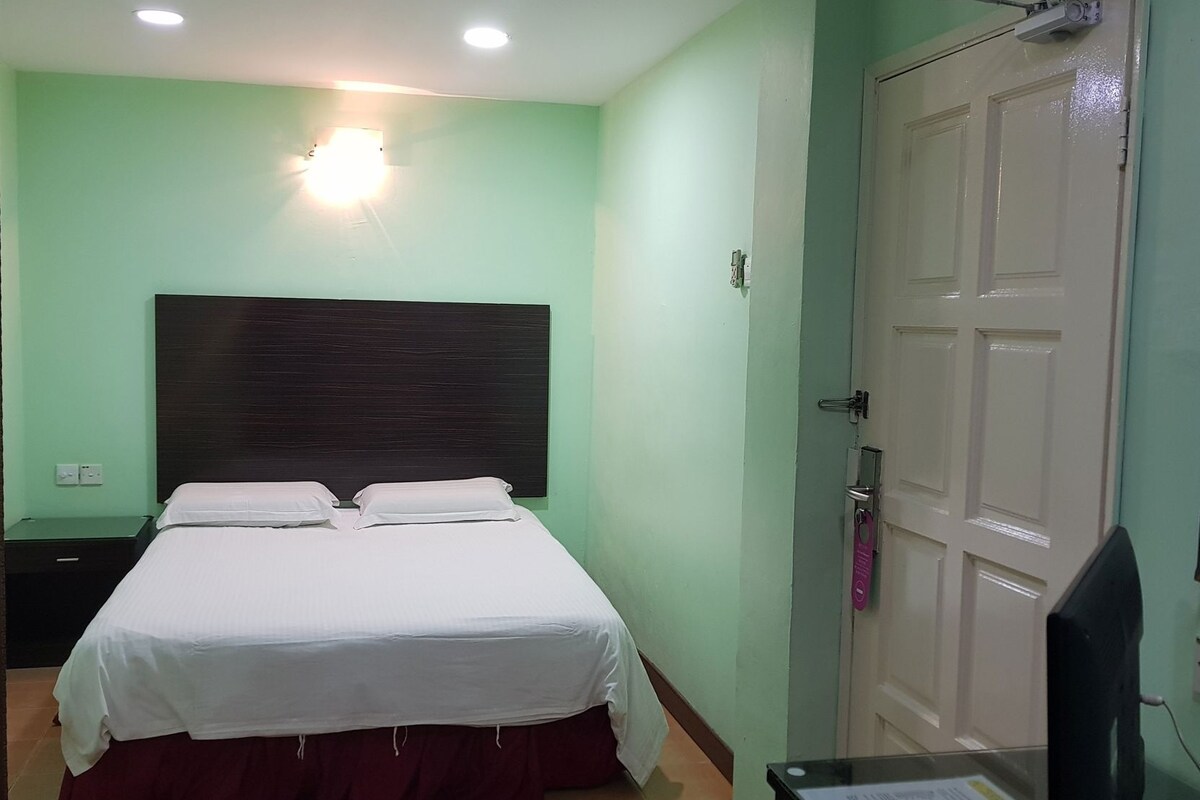 Desk, iron/ironing board (on request), WiFi (free), bed sheets