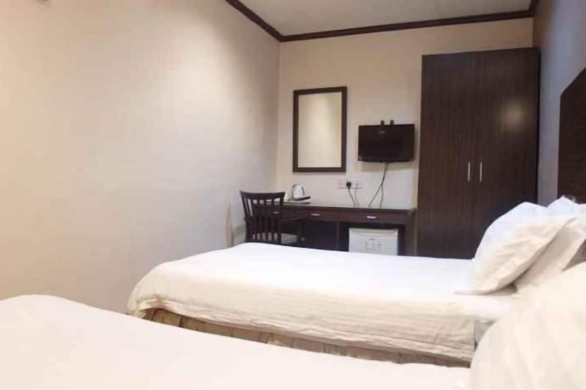 Bureau, fer et planche Ă repasser, Wi-Fi gratuit, draps fournis