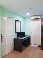 Escritorio, tabla de planchar con plancha, wifi gratis y ropa de cama 