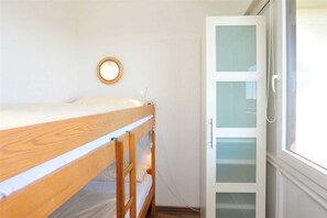 2 bedrooms, WiFi, bed sheets, wheelchair access
