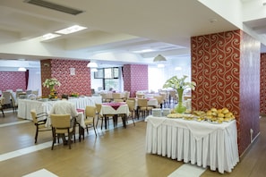 Café da manhã, almoço e jantar; local e internacional