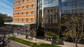 A modern building with a glass facade and a traditional brick structure. - Hotel Putnik (Novi Sad)