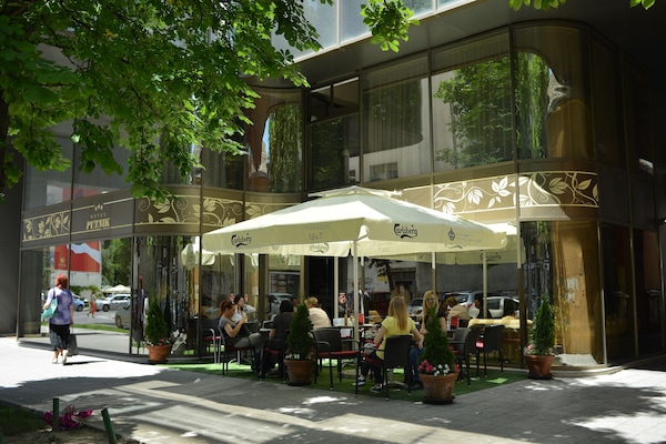 Bar (trong khuôn viên)