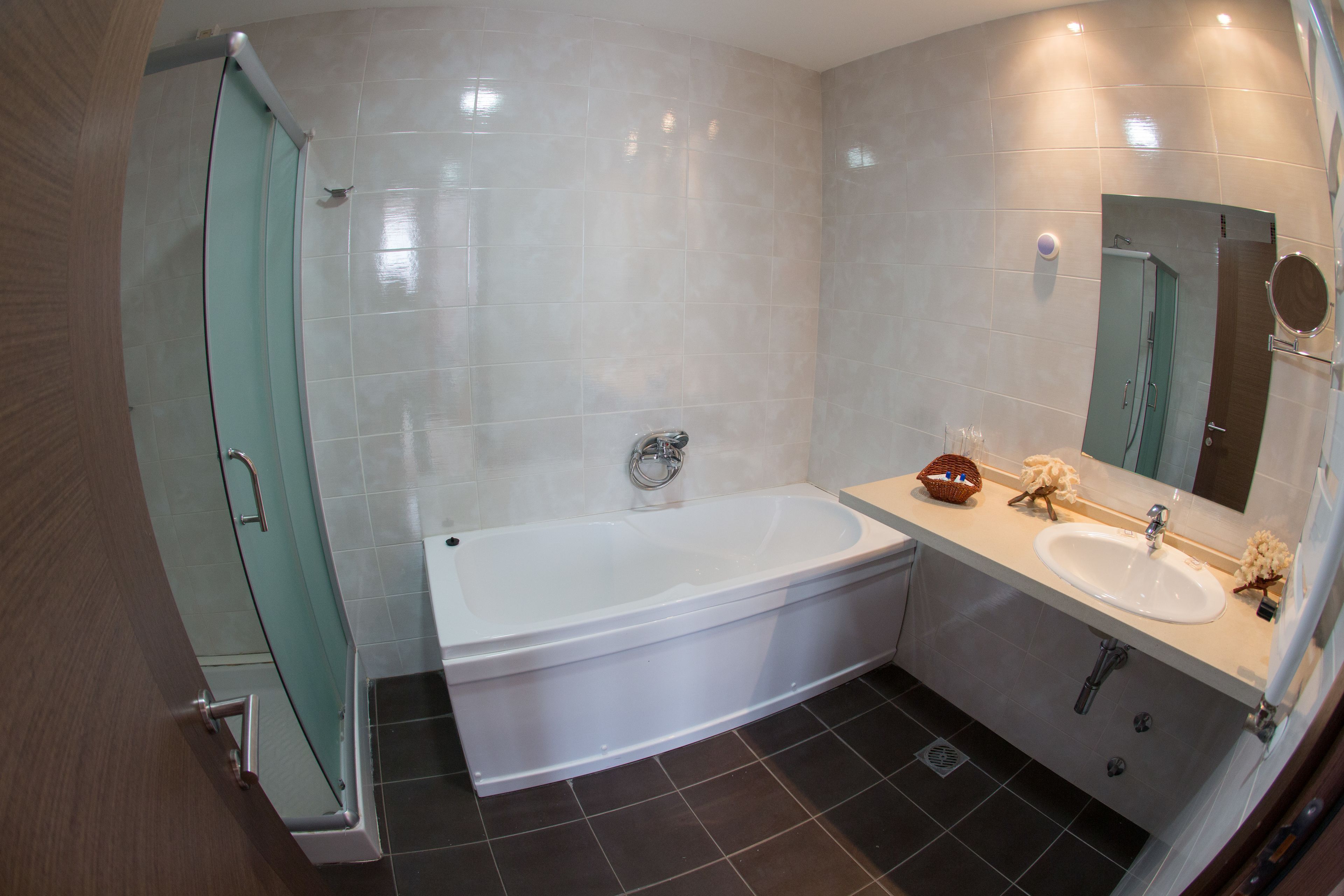 suite | bathroom | shower, free toiletries, hair dryer, towels