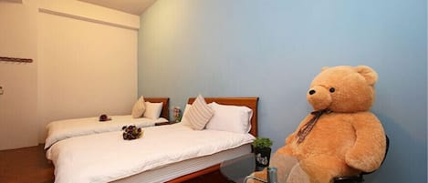 Standard Quadruple Room | Desk, blackout drapes, free WiFi