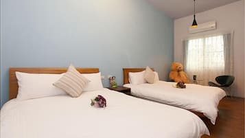 Desk, blackout curtains, free WiFi