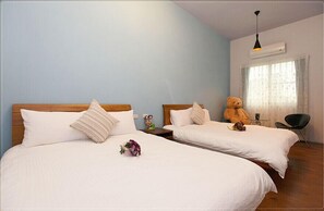 Standard Quadruple Room | Desk, blackout drapes, free WiFi - 6636 B&B (Taitung)