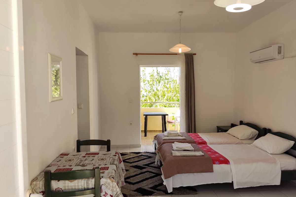 Familie appartement, 1 slaapkamer, balkon | Een bureau, geluiddichte muren, een strijkplank/strijkijzer, gratis wifi