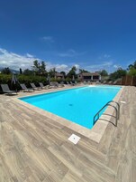 Piscina externa, funciona das 8h às 20h, espreguiçadeiras