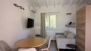 Villa, 2 camere da letto | Area soggiorno | TV a schermo piatto